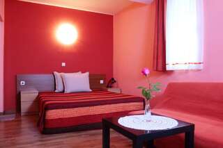 Отель Family Hotel Flora Златоград Двухместный номер с 1 кроватью или 2 отдельными кроватями-2